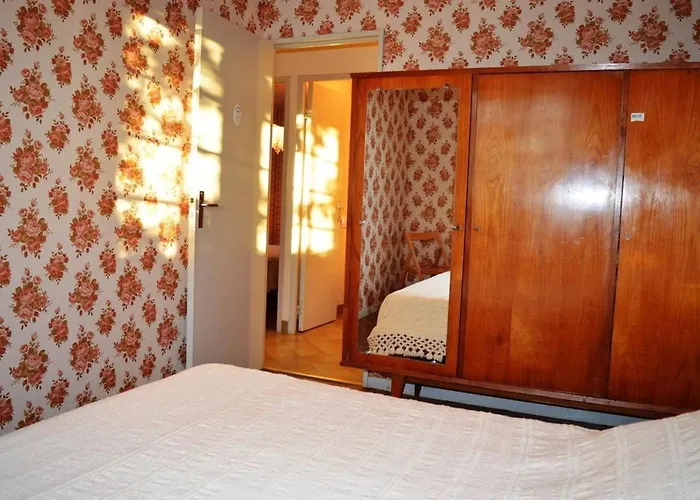 Maison Avec Grand Jardin Donnant Sur Un Champ St Cyprien Sc000-018 *